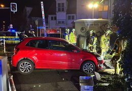 Einsatz Pkw in Gleis